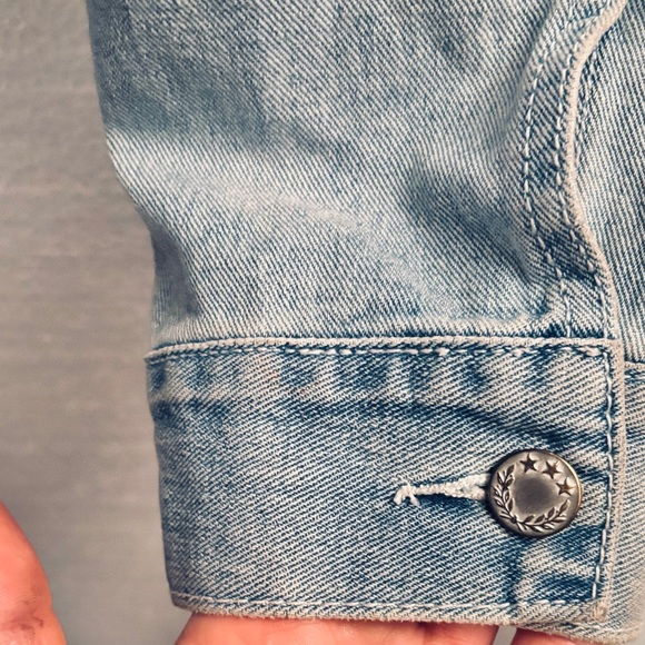 Free People We The Free Distressed Denim Jacket in Light Wash Size Medium - Picture 6 of 6